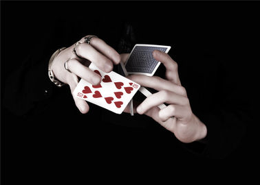 I trucchi di carte da gioco di punte della rotazione del taglio del professionista per la manifestazione magica/poker imbrogliano