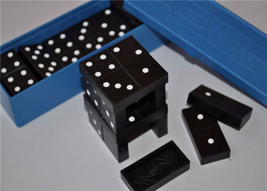 Mattonelle di frode di domino con i segni luminosi per domino che gioca